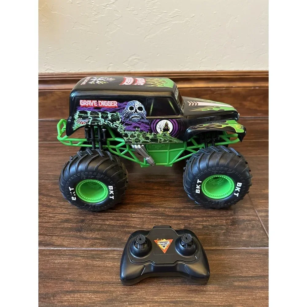 Monster Jam Grave Digger RC‎ Truck + Remote-Needs New Rechargeable Battery